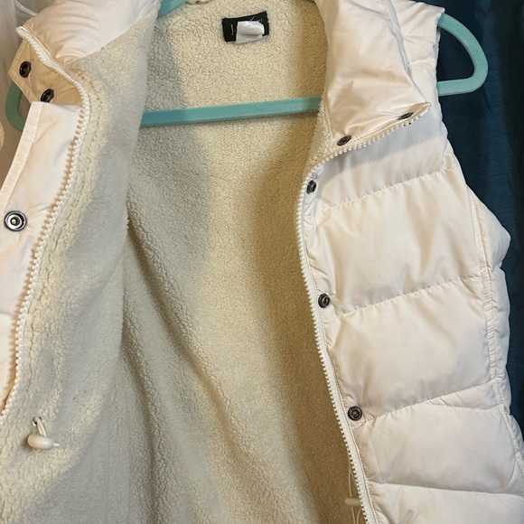 J Crew women’s  White Puffer Vest with Sherpa Lining - Picture 4 of 6